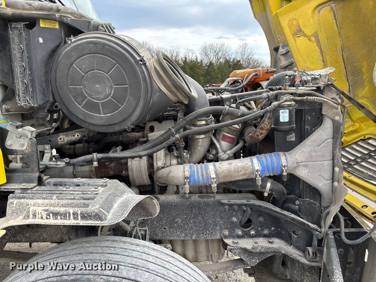 image for item FB3305 2010 Freightliner Columbia 120 semi truck