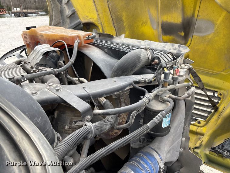 image for item FB3305 2010 Freightliner Columbia 120 semi truck