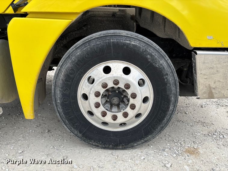 image for item FB3305 2010 Freightliner Columbia 120 semi truck