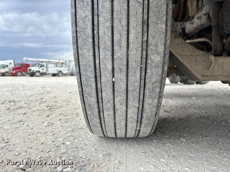 image for item FB3305 2010 Freightliner Columbia 120 semi truck