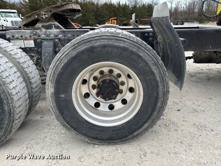 image for item FB3305 2010 Freightliner Columbia 120 semi truck