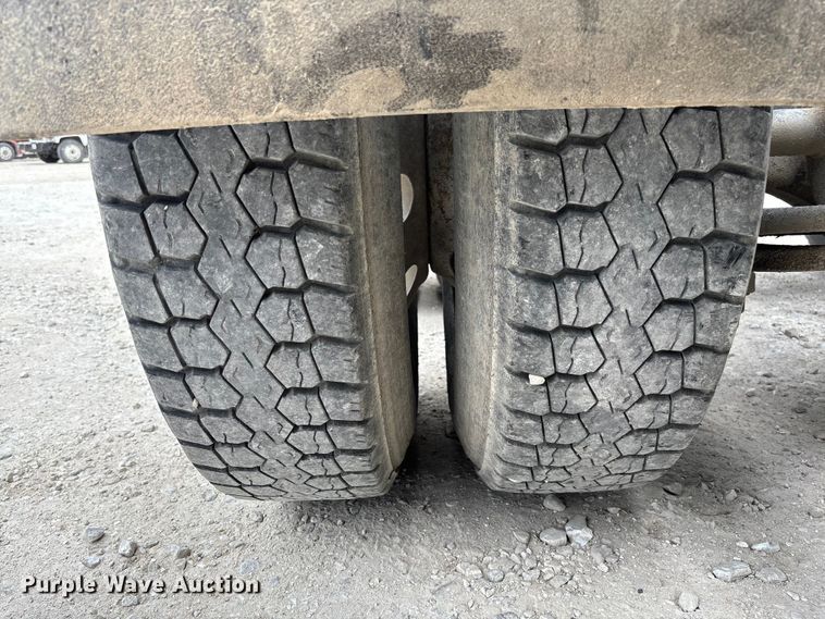 image for item FB3305 2010 Freightliner Columbia 120 semi truck