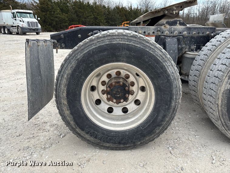 image for item FB3305 2010 Freightliner Columbia 120 semi truck