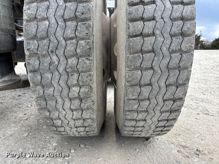 image for item FB3305 2010 Freightliner Columbia 120 semi truck