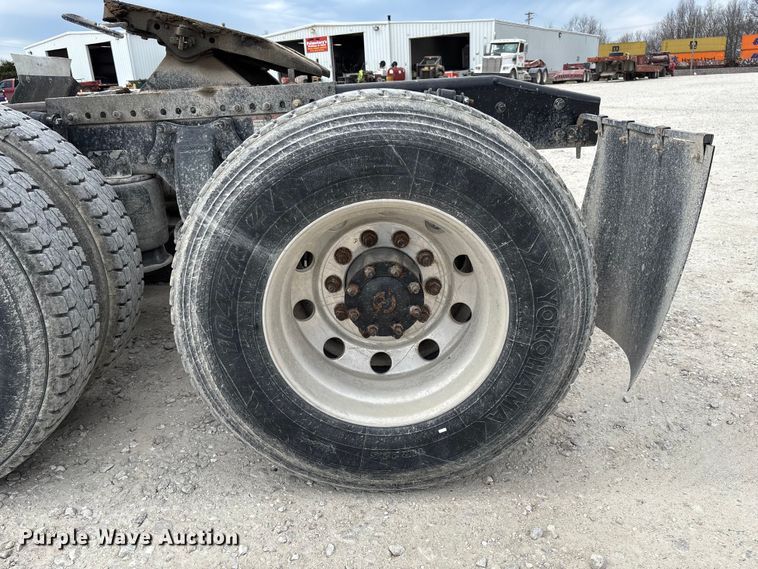 image for item FB3305 2010 Freightliner Columbia 120 semi truck