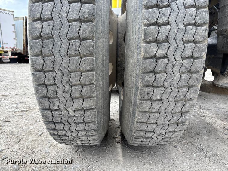 image for item FB3305 2010 Freightliner Columbia 120 semi truck