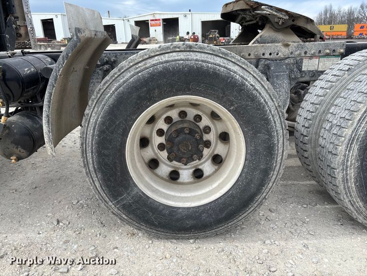 image for item FB3305 2010 Freightliner Columbia 120 semi truck