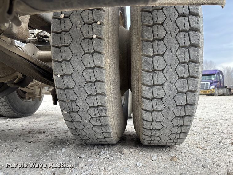 image for item FB3305 2010 Freightliner Columbia 120 semi truck