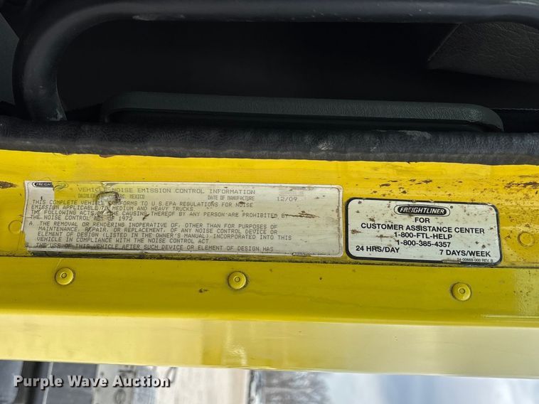 image for item FB3305 2010 Freightliner Columbia 120 semi truck