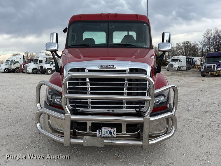 image for item FB3306 2018 Freightliner Cascadia 125 semi truck