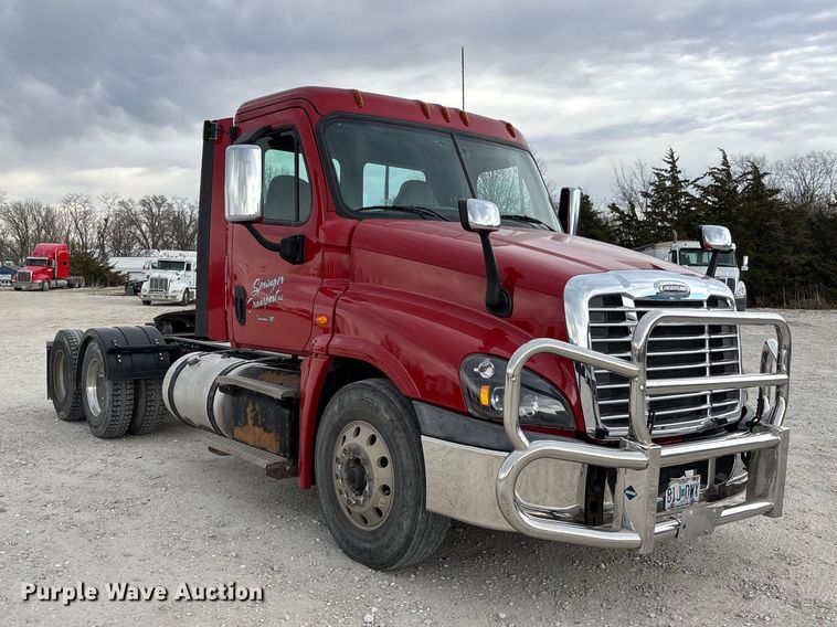 image for item FB3306 2018 Freightliner Cascadia 125 semi truck