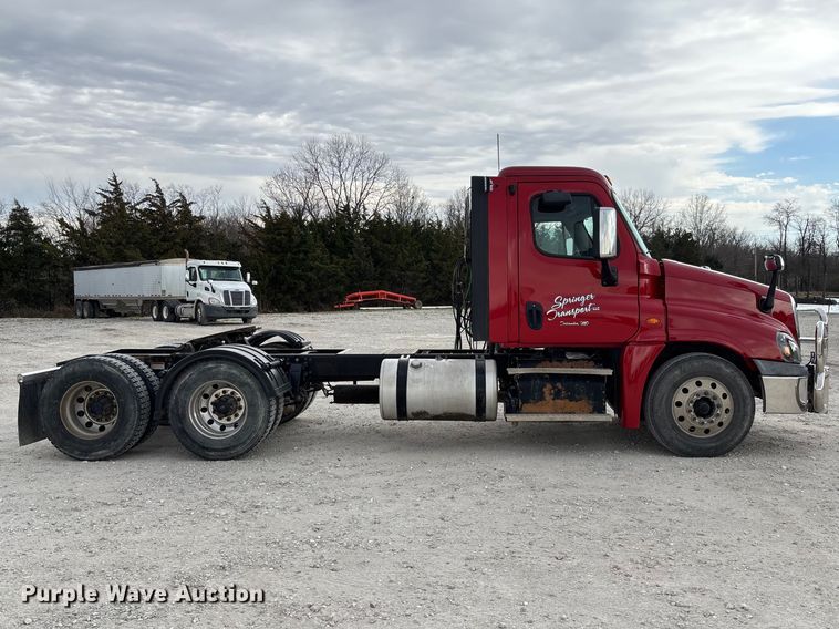 image for item FB3306 2018 Freightliner Cascadia 125 semi truck