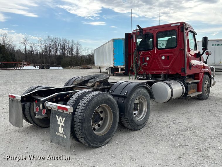 image for item FB3306 2018 Freightliner Cascadia 125 semi truck