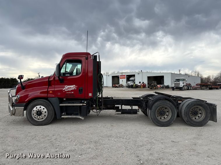 image for item FB3306 2018 Freightliner Cascadia 125 semi truck