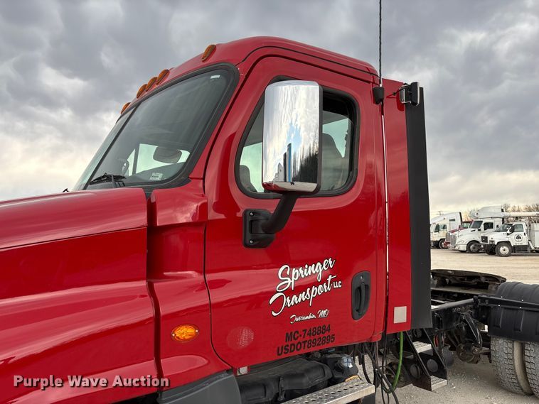 image for item FB3306 2018 Freightliner Cascadia 125 semi truck
