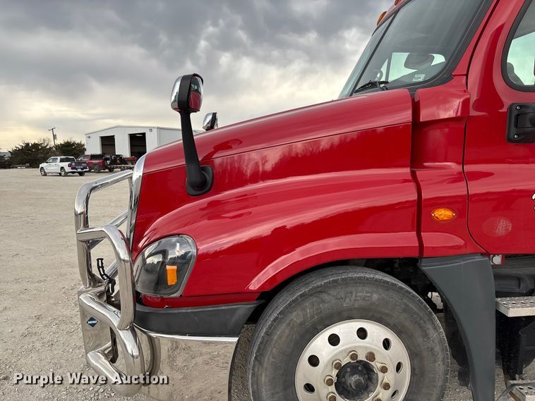 image for item FB3306 2018 Freightliner Cascadia 125 semi truck