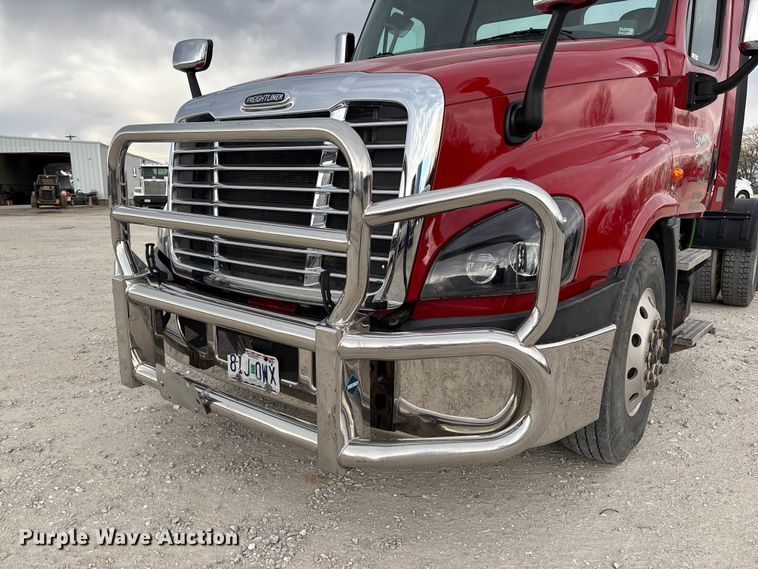 image for item FB3306 2018 Freightliner Cascadia 125 semi truck