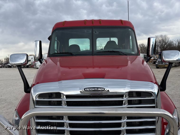 image for item FB3306 2018 Freightliner Cascadia 125 semi truck