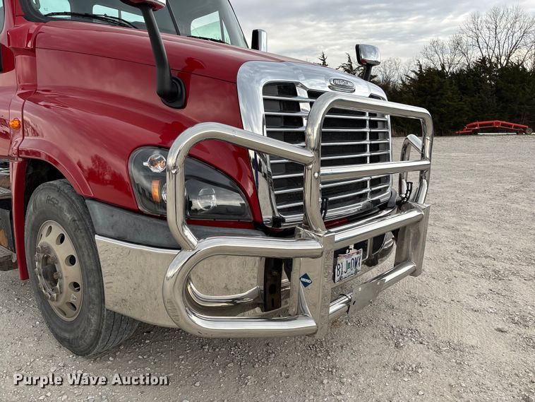 image for item FB3306 2018 Freightliner Cascadia 125 semi truck