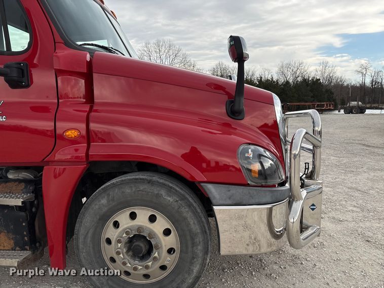 image for item FB3306 2018 Freightliner Cascadia 125 semi truck