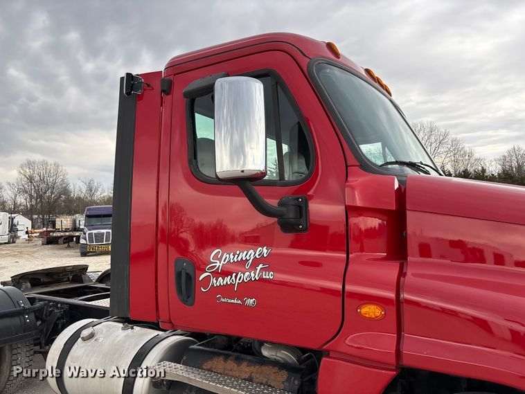 image for item FB3306 2018 Freightliner Cascadia 125 semi truck