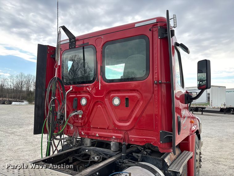 image for item FB3306 2018 Freightliner Cascadia 125 semi truck