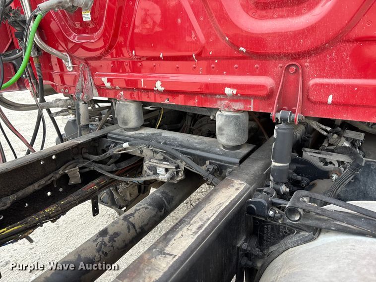 image for item FB3306 2018 Freightliner Cascadia 125 semi truck