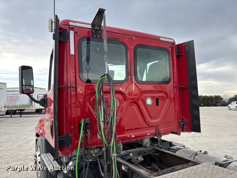 image for item FB3306 2018 Freightliner Cascadia 125 semi truck