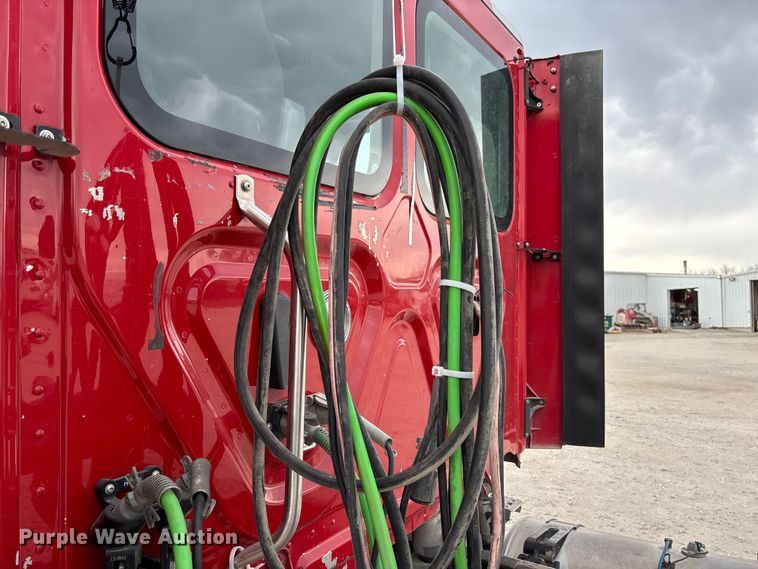 image for item FB3306 2018 Freightliner Cascadia 125 semi truck