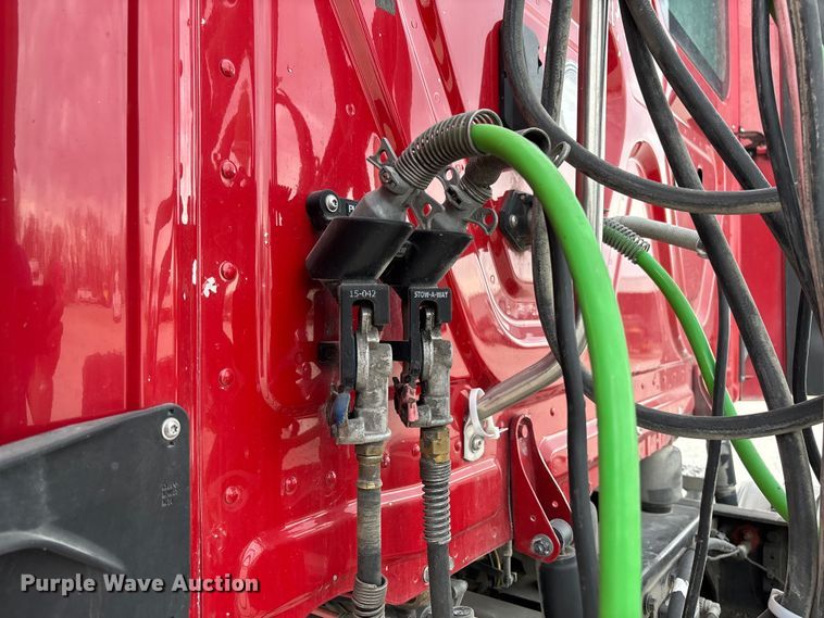 image for item FB3306 2018 Freightliner Cascadia 125 semi truck