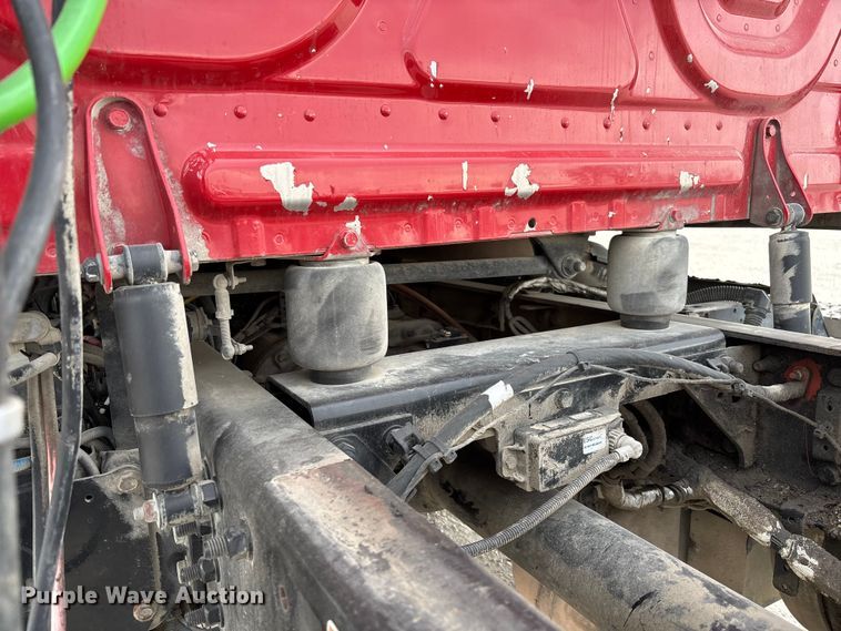 image for item FB3306 2018 Freightliner Cascadia 125 semi truck