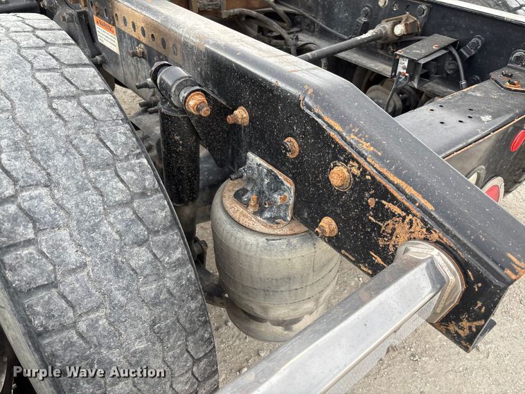 image for item FB3306 2018 Freightliner Cascadia 125 semi truck