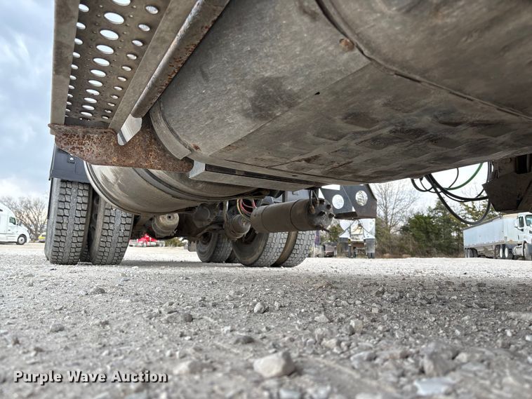 image for item FB3306 2018 Freightliner Cascadia 125 semi truck