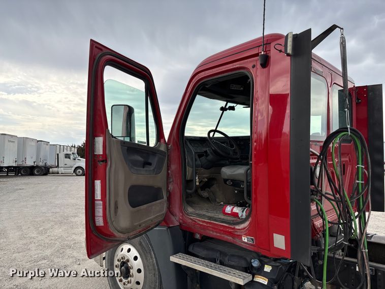 image for item FB3306 2018 Freightliner Cascadia 125 semi truck