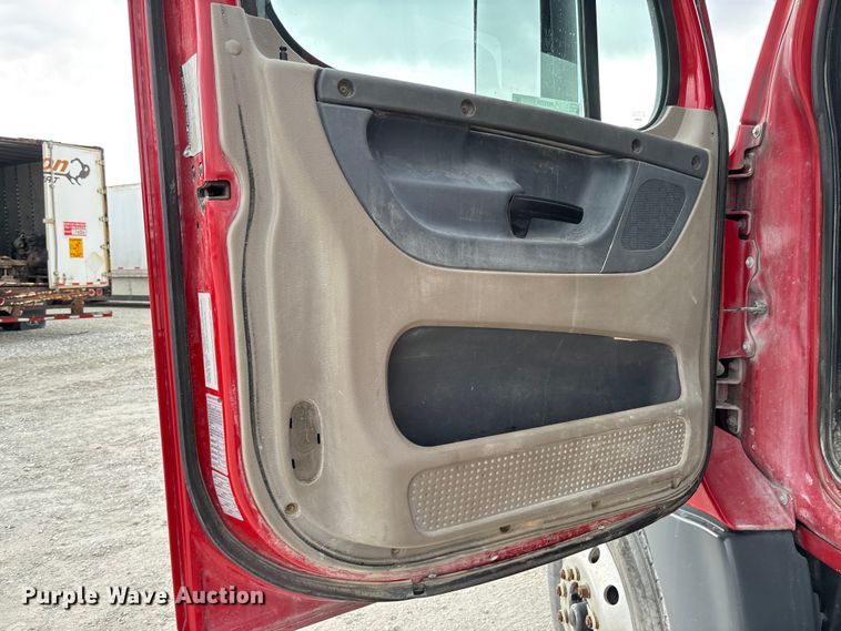 image for item FB3306 2018 Freightliner Cascadia 125 semi truck