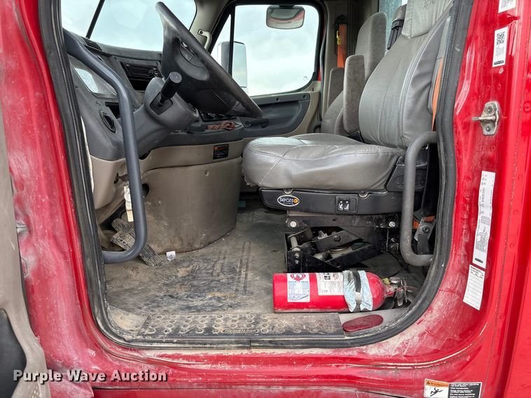 image for item FB3306 2018 Freightliner Cascadia 125 semi truck