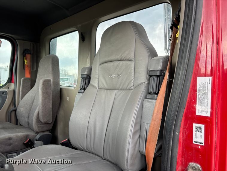 image for item FB3306 2018 Freightliner Cascadia 125 semi truck