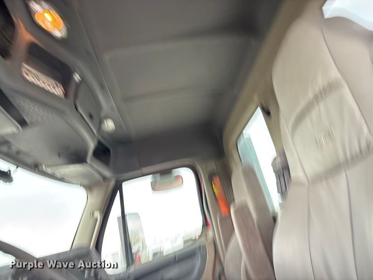 image for item FB3306 2018 Freightliner Cascadia 125 semi truck