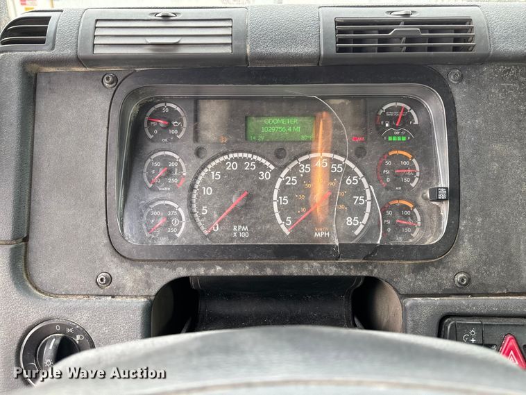 image for item FB3306 2018 Freightliner Cascadia 125 semi truck