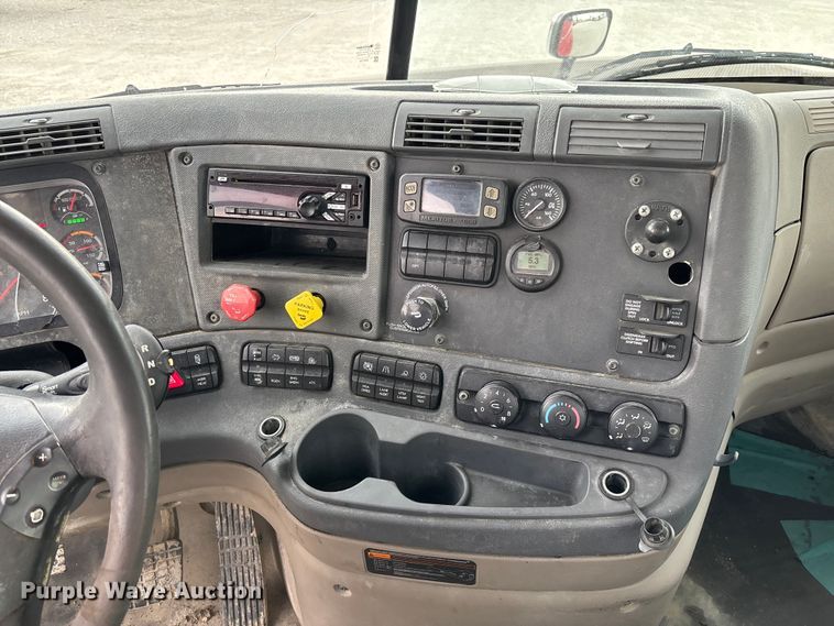 image for item FB3306 2018 Freightliner Cascadia 125 semi truck