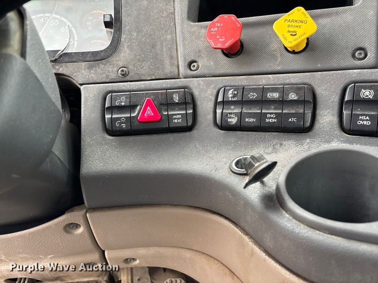 image for item FB3306 2018 Freightliner Cascadia 125 semi truck