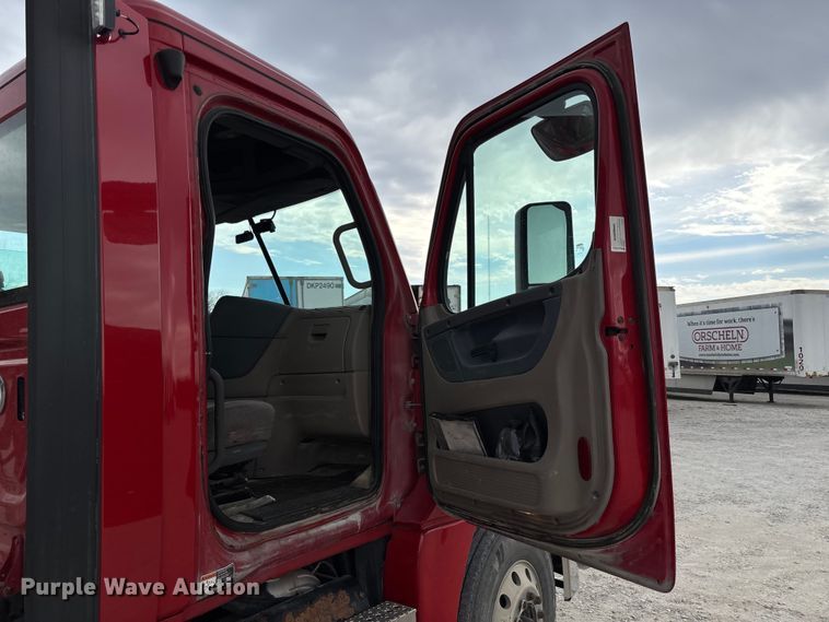 image for item FB3306 2018 Freightliner Cascadia 125 semi truck