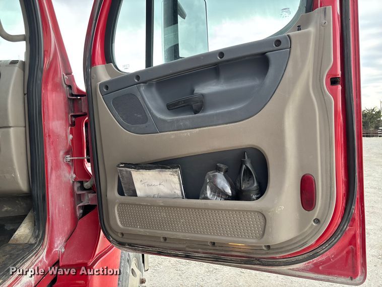 image for item FB3306 2018 Freightliner Cascadia 125 semi truck