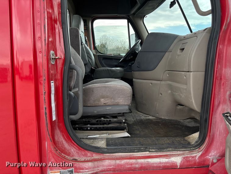 image for item FB3306 2018 Freightliner Cascadia 125 semi truck