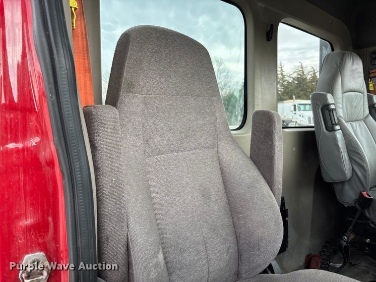 image for item FB3306 2018 Freightliner Cascadia 125 semi truck