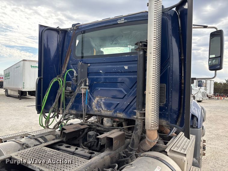 image for item FB3307 2014 International ProStar+ 122 semi truck