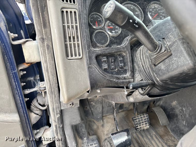 image for item FB3307 2014 International ProStar+ 122 semi truck