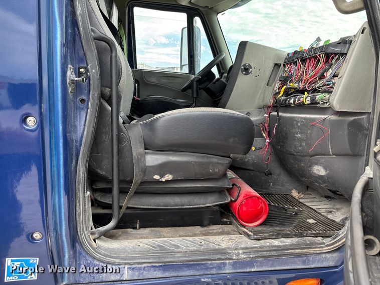 image for item FB3307 2014 International ProStar+ 122 semi truck