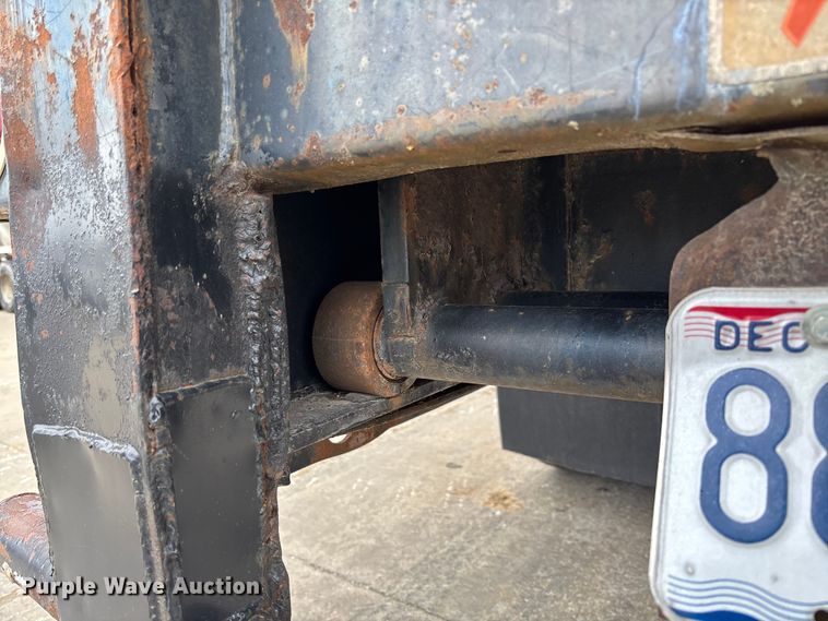 image for item FB3320 1986 Transcraft ETH 45-75 extendable flatbed trailer