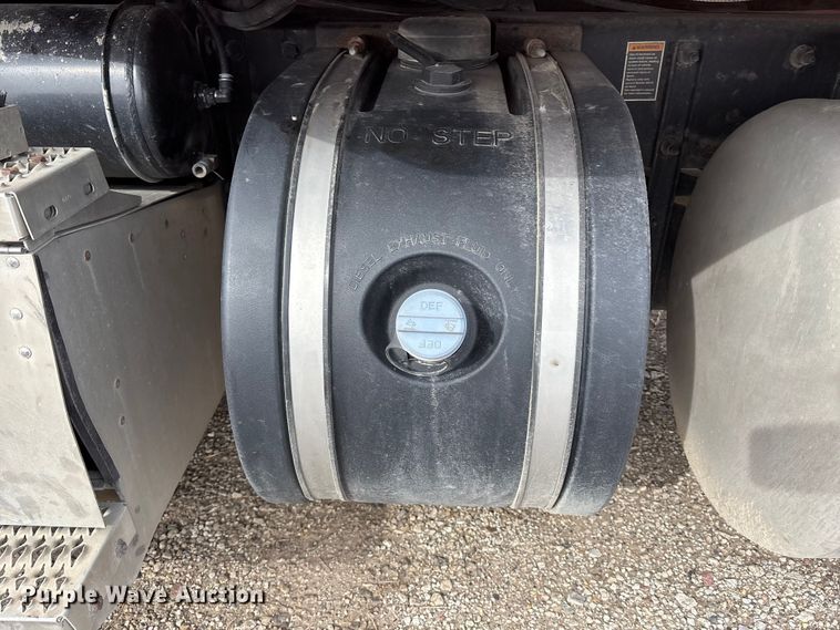 image for item FB3600 2013 Peterbilt 386 semi truck